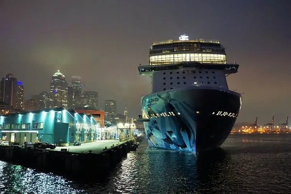 Norwegian Bliss pulling into Pier 66 at 5 am