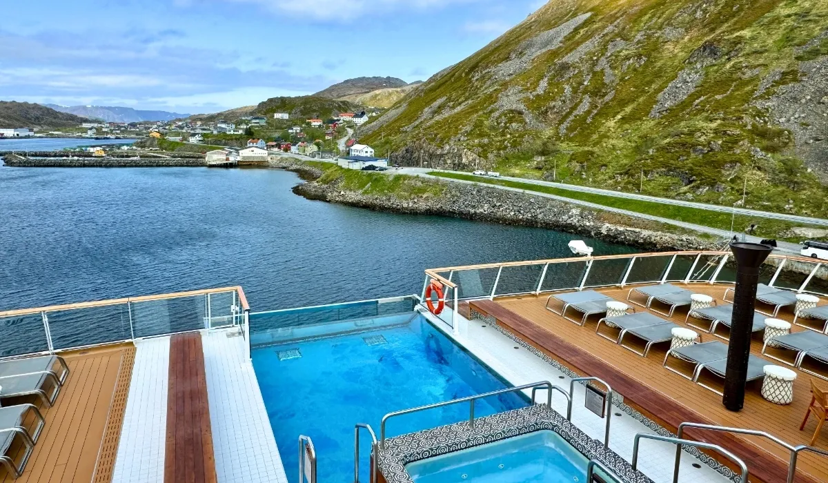 viking ocean cruise ship aft infinity pool