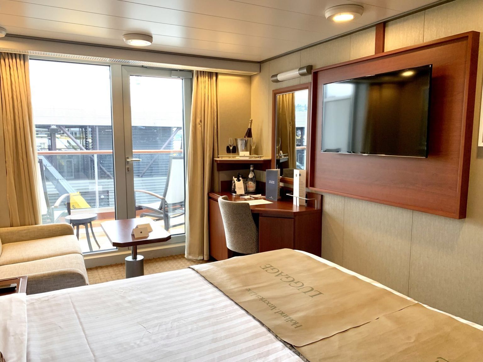 Holland America Line S Nieuw Amsterdam Verandah Stateroom Review   Holland America Cabin Bed View 1536x1152 .optimal 