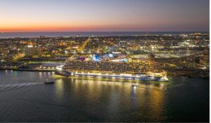 Kelly Clarkson and Norwegian Cruise Line Celebrate Educators in Galveston