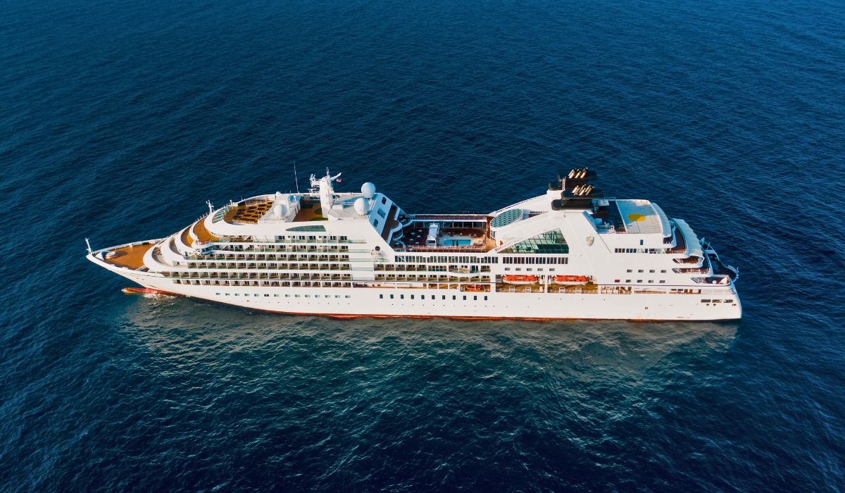Small Cruise Ships vs. Large Cruise Ships – Which is Right For Your Next Trip?