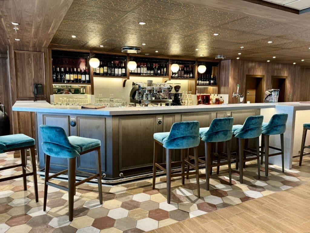 Utopia of the Seas bars