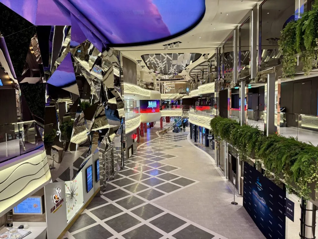 first impressions MSC World America - World Galleria