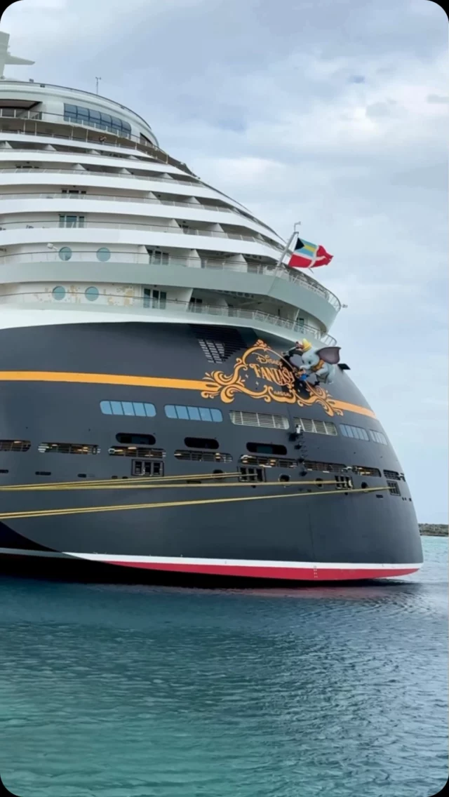 Here are 4 reasons why you should take a Disney cruise and the 1 reason why you shouldn’t! #disneycruise #cruisetips #cruise #disneycruiseline #disneytips